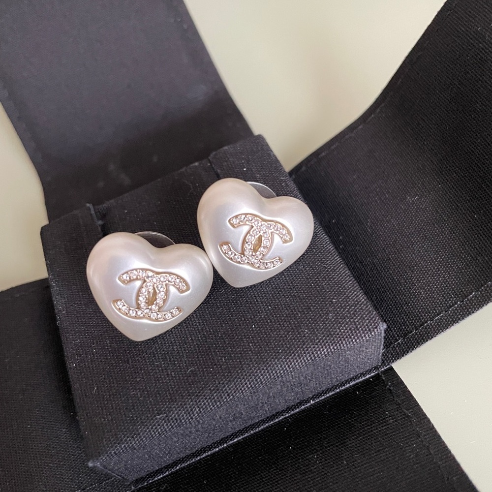 nWT Chanel pearl heart Crystal stud earrings